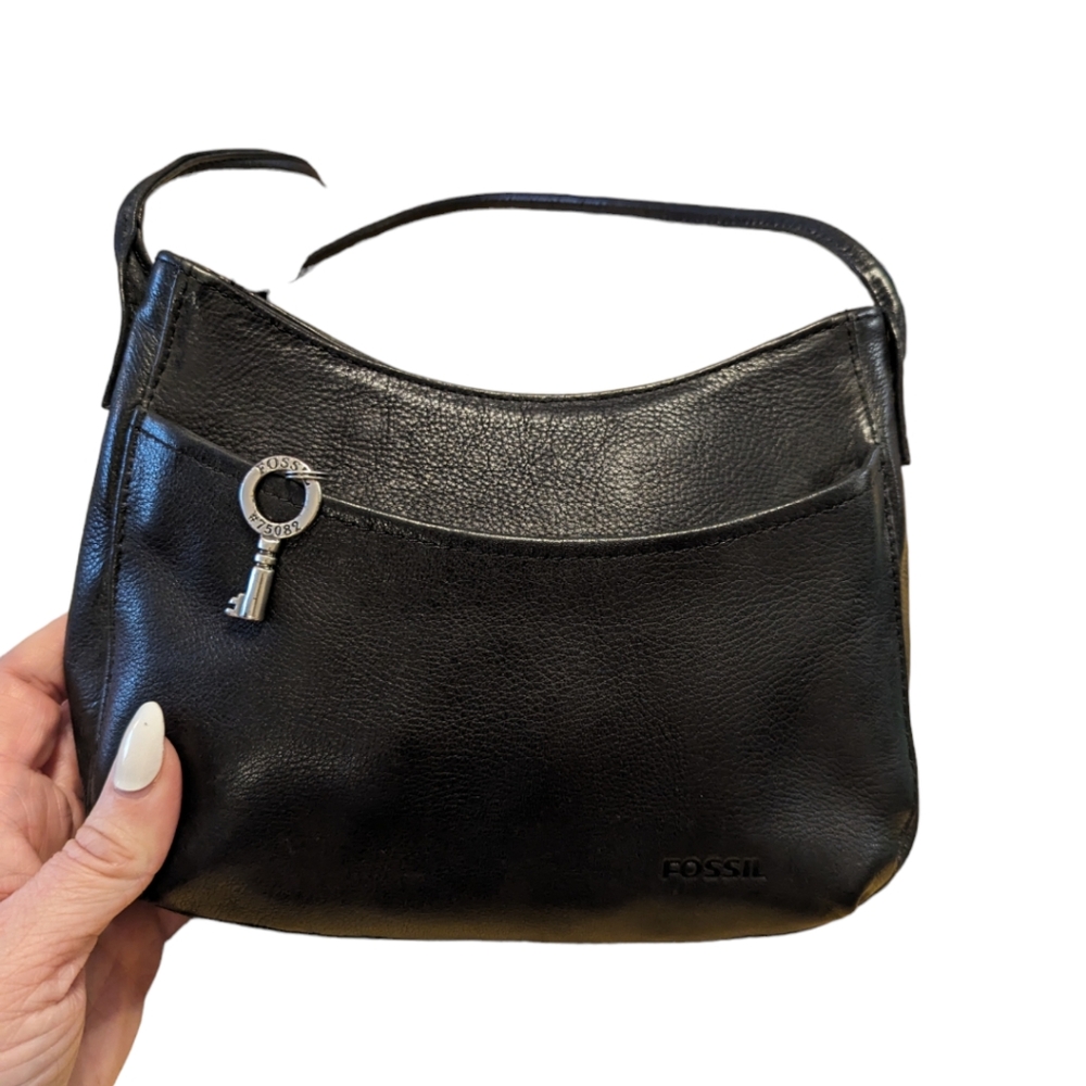 Fossil black leather bag, leather non adjustable strap, zipper closure, …